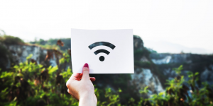 Empresárias de raça mista usando gadgets digitais pessoas navegando na  internet wi-fi gratuito zona de acesso público conceito hotspot horizontal  espaço de cópia de comprimento total ilustração vetorial